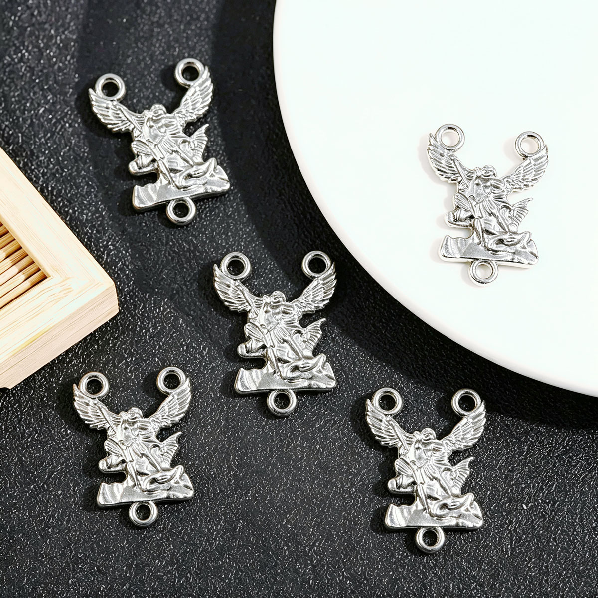 Jewelry Making Michaels - 20 szt. zawieszek św. Michała, srebrne